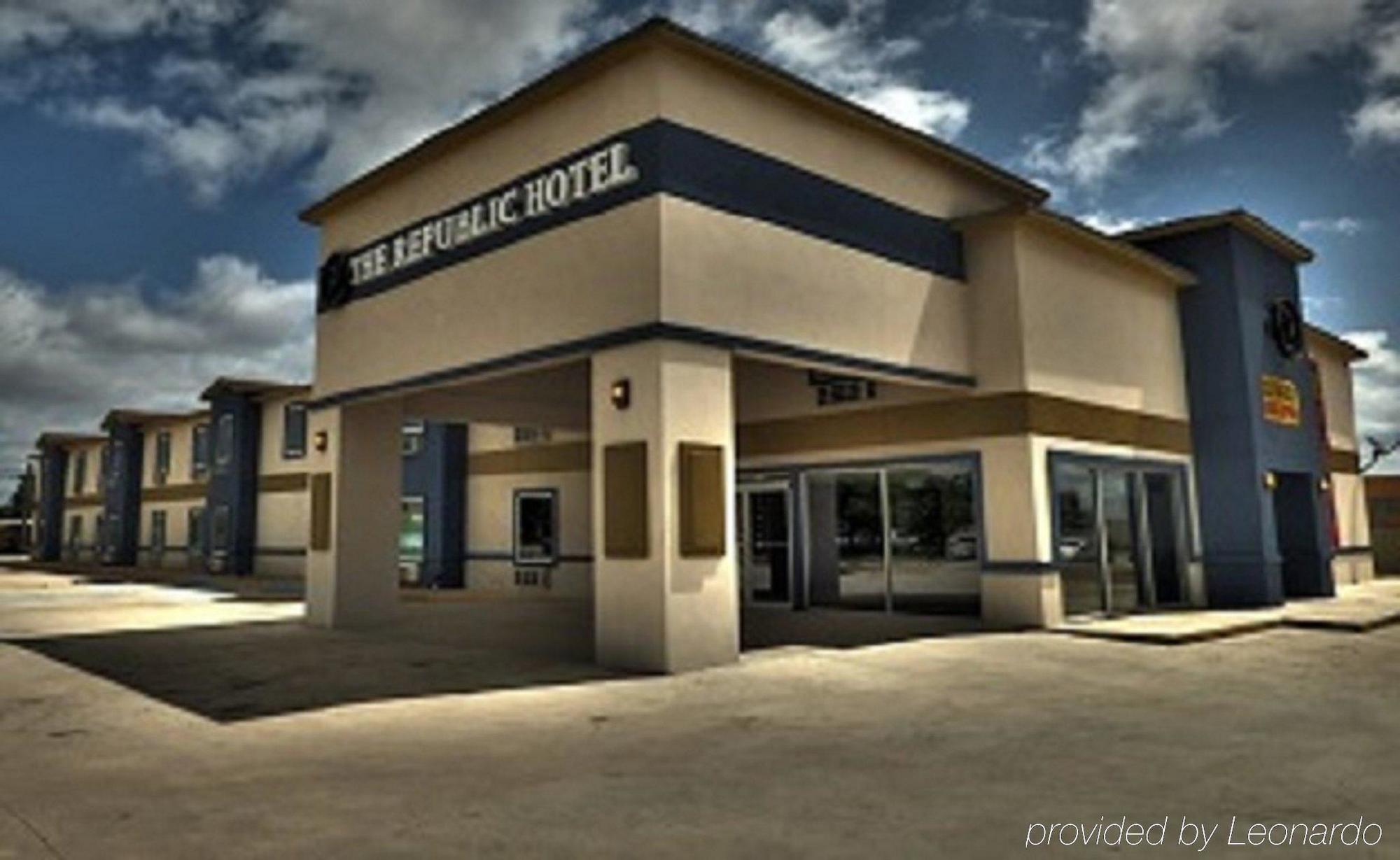 Republic Hotel Big Lake Exterior photo